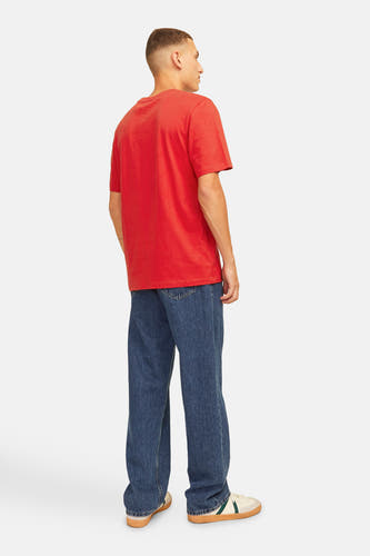 T-shirt rouge à manches courtes d'ORIGINALS BY JACK & JONES, associé à des jeans bleus et des baskets crème.