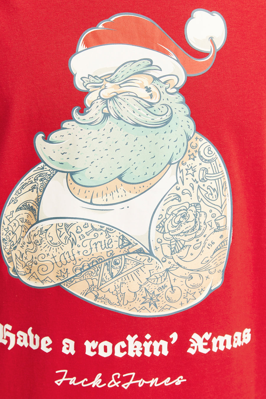Close-up van een rood T-shirt met een getekende, getatoeëerde kerstman en de tekst "Have a rockin' Xmas, Jack & Jones".