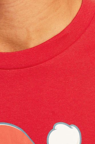 Rode T-shirt halslijn close-up.
