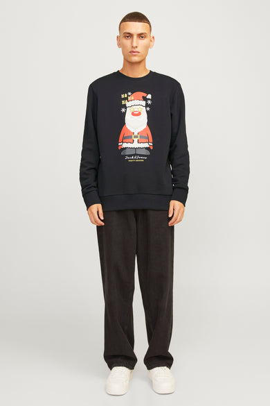 Pull à col rond noir avec imprimé Père Noël de ORIGINALS BY JACK & JONES, porté par un mannequin dans une photo lifestyle