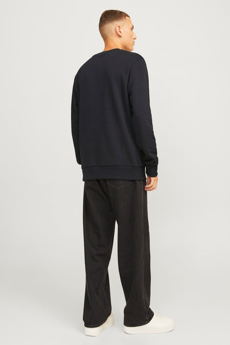 Pull noir à col rond ORIGINALS BY JACK & JONES, vue de dos, tissu lisse, bords-côtes aux manches et à l'ourlet, stylé avec un jean foncé et des baskets blanches.
