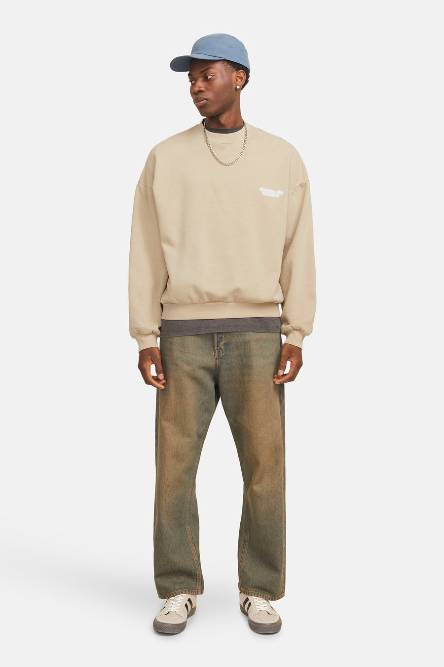 Gilet beige d'ORIGINALS BY JACK & JONES, avec des manches longues, un col rond et un accessoire en chaîne.