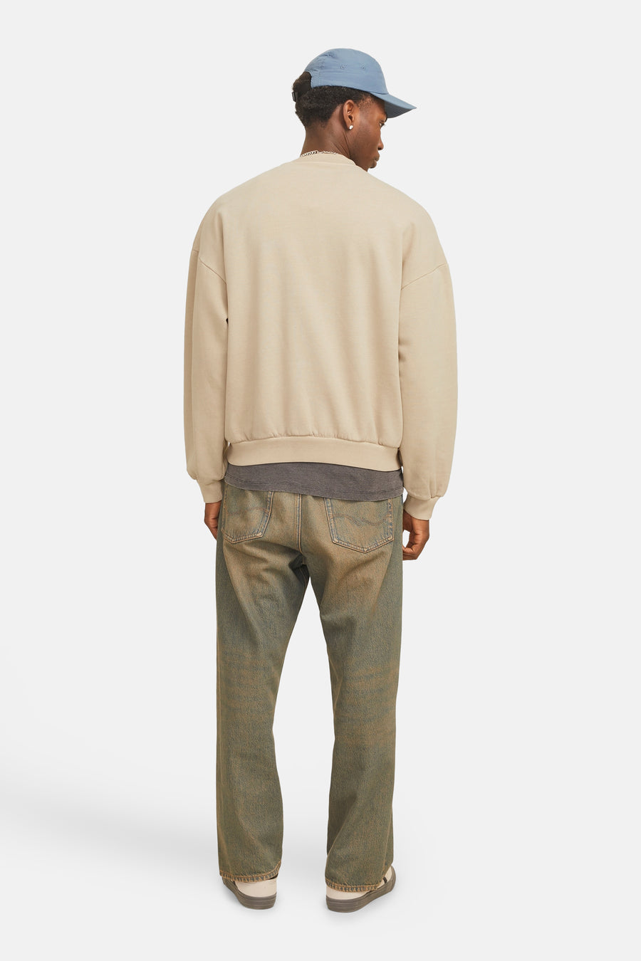 Gilet beige d'ORIGINALS BY JACK & JONES, avec des manches longues et des bordures côtelées, vu de derrière.