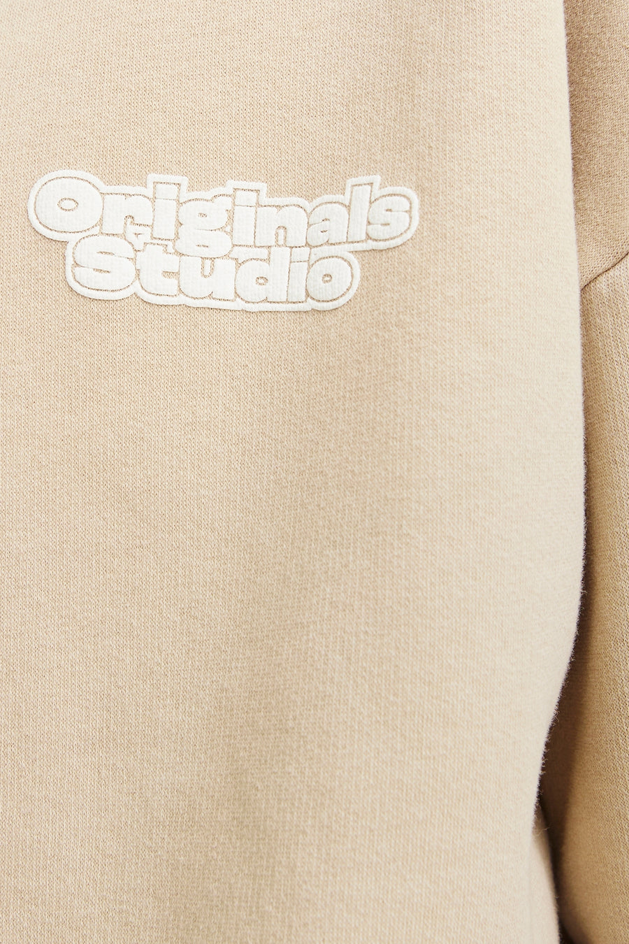 Gilet beige d'ORIGINALS BY JACK & JONES avec un logo brodé sur la poitrine.