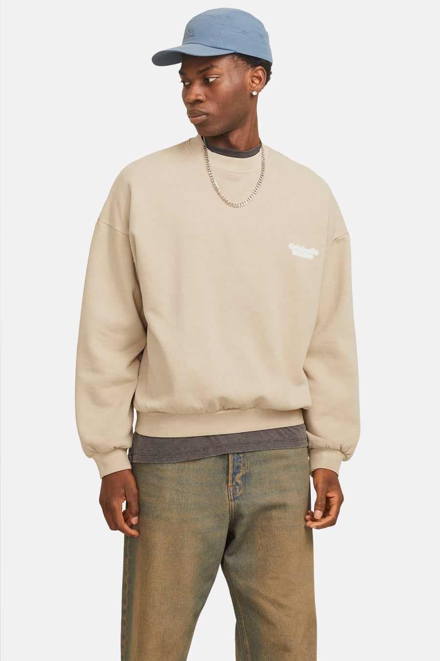 Gilet beige d'ORIGINALS BY JACK & JONES, avec un petit logo blanc sur la poitrine.