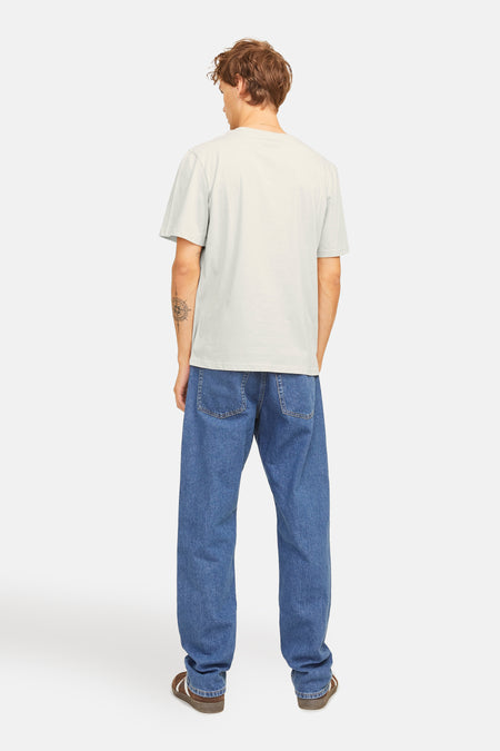 T-shirt beige à manches courtes de JJREBEL, avec des jeans bleus décontractés et des chaussures marrons.