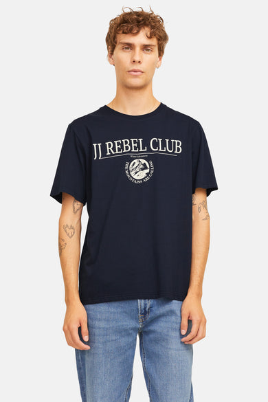T-shirt bleu à manches courtes de JJREBEL, avec imprimé blanc, à combiner avec un jean et des baskets.