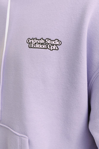 Lila hoodie met logo.