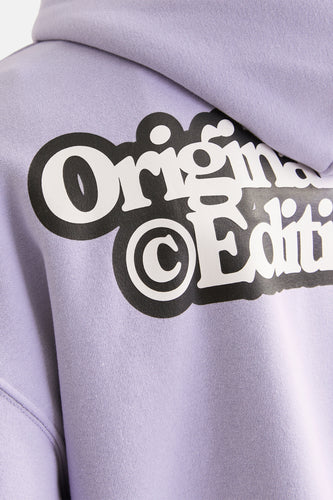 Paarse hoodie met zwarte en witte tekstprint.