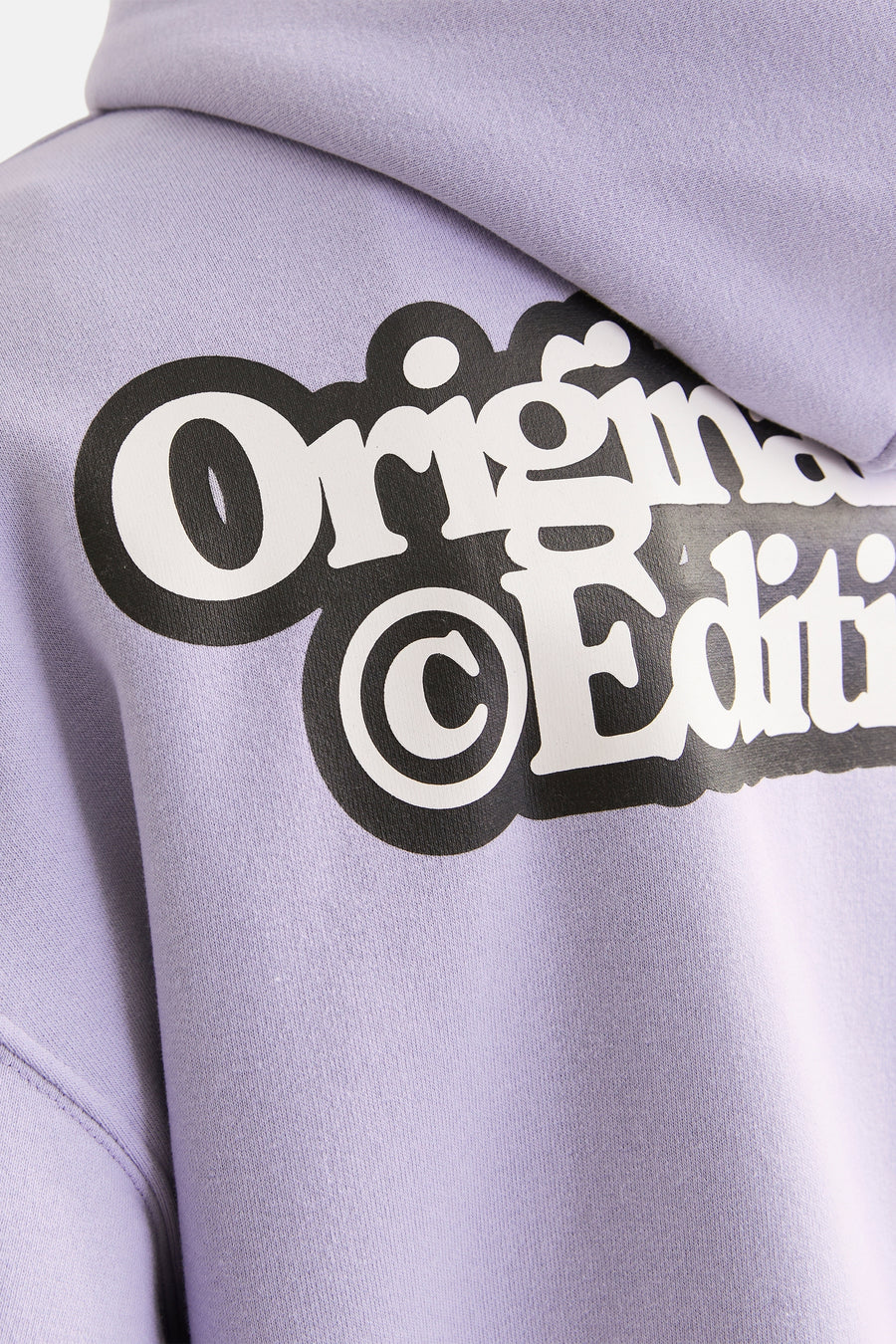 Paarse hoodie met zwarte en witte tekstprint.