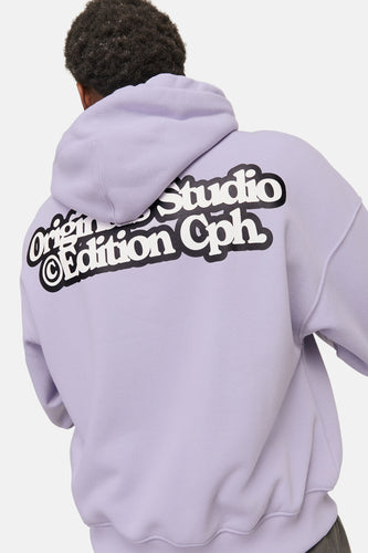 Paarse hoodie met witte tekst op de rug.