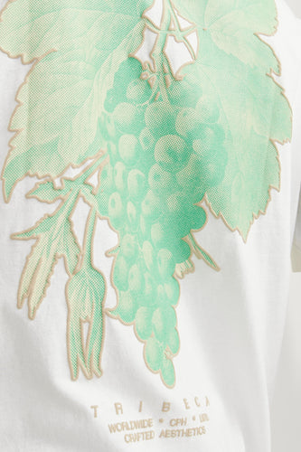 Wit T-shirt met groene druivenprint en beige details.