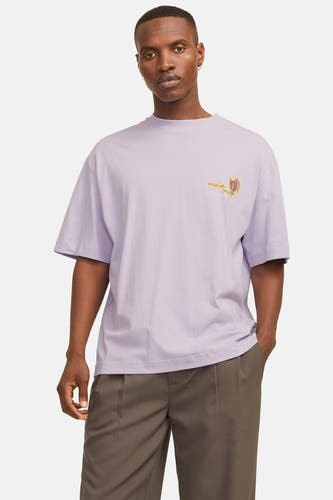T-shirt bleu marine à manches courtes d'ORIGINALS BY JACK & JONES, avec une petite impression sur la poitrine, associé à un pantalon kaki et des baskets blanches.
