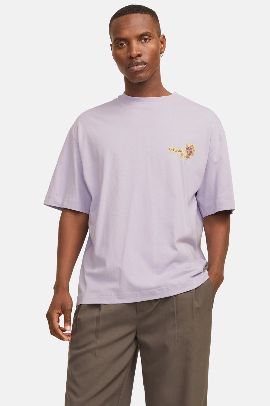 Man in lila T-shirt en bruine pantalon.