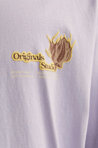 Lila shirt met gele en bruine opdruk.