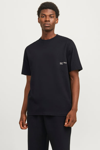 T-shirt noir à manches courtes de CORE BY JACK & JONES, avec une impression de texte blanche sur la poitrine.
