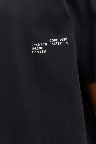 T-shirt noir à manches courtes de CORE BY JACK & JONES, avec une impression textuelle sur la poitrine.