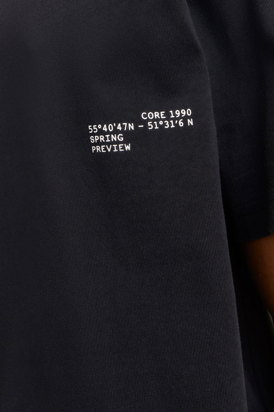 Zwart T-shirt met witte tekstprint.