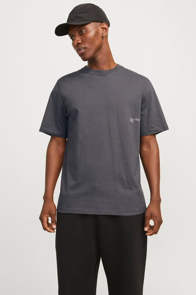 T-shirt violet à manches courtes de CORE BY JACK & JONES, avec un petit texte sur la poitrine, associé à une casquette noire et un pantalon.