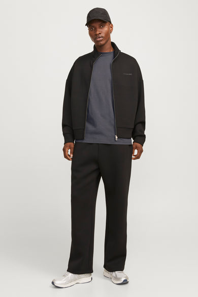 T-shirt violet à manches courtes de CORE BY JACK & JONES, porté sous un bomberjack noir et une pantalon coordonné.
