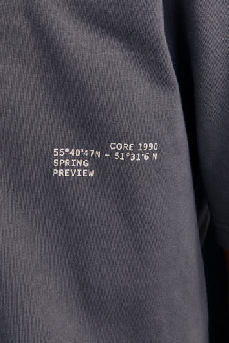 T-shirt bleu marine à manches courtes de CORE BY JACK & JONES, avec du texte blanc et des coordonnées imprimées.