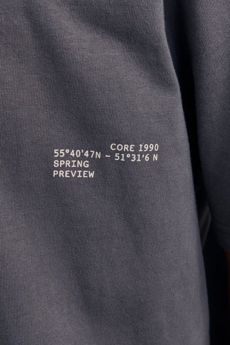 Grijs T-shirt met witte tekstprint.