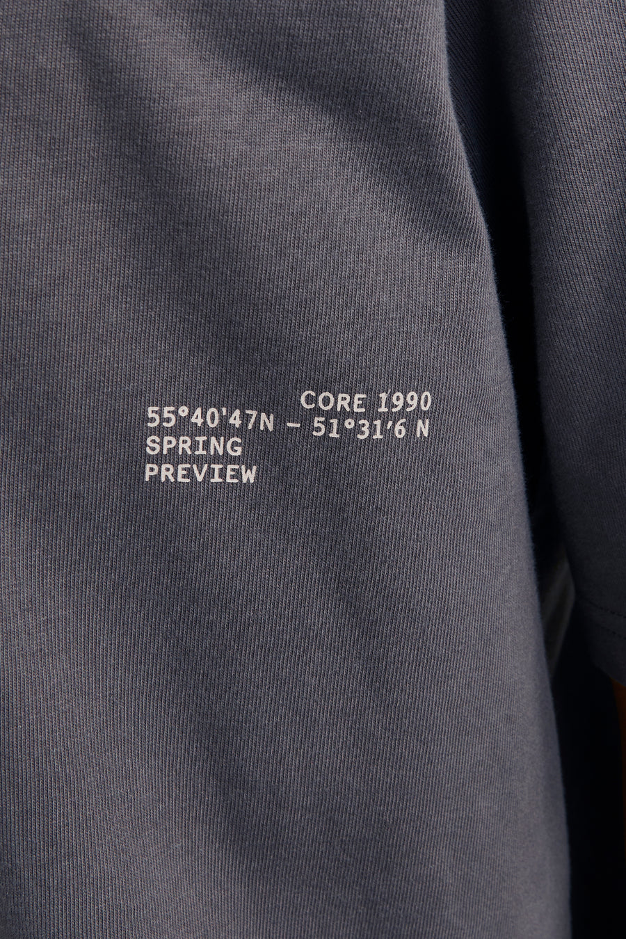 Grijs T-shirt met witte tekstprint.