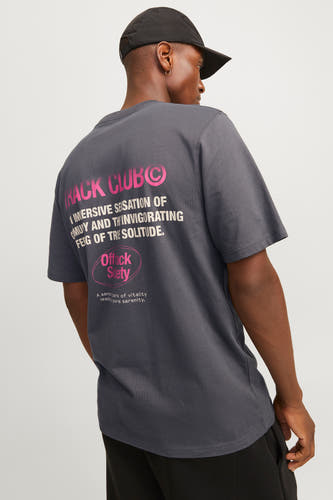T-shirt bleu marine à manches courtes de CORE BY JACK & JONES, avec une impression textuelle sur l'arrière, porté avec un chapeau noir.