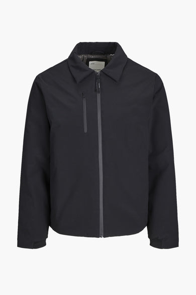 Manteau court noir de CORE BY JACK & JONES, avec une fermeture à glissière et une petite poche sur la poitrine.