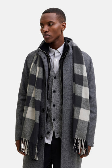 Chapeau d'hiver noir d'ACCESSORIES BY JACK & JONES avec un grand motif de lunettes et des franges.