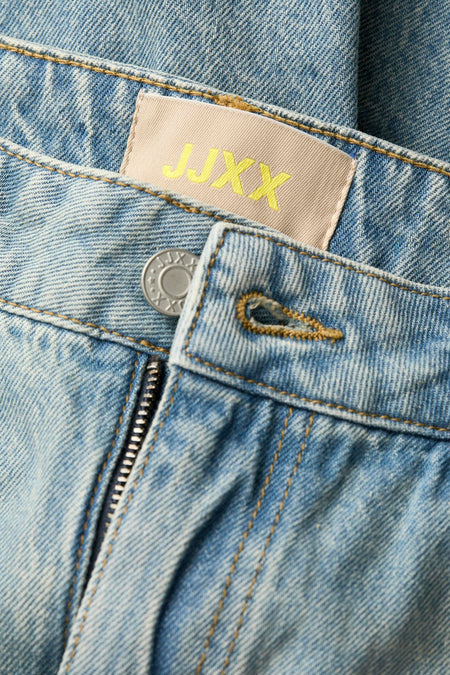 Short - light blue denim