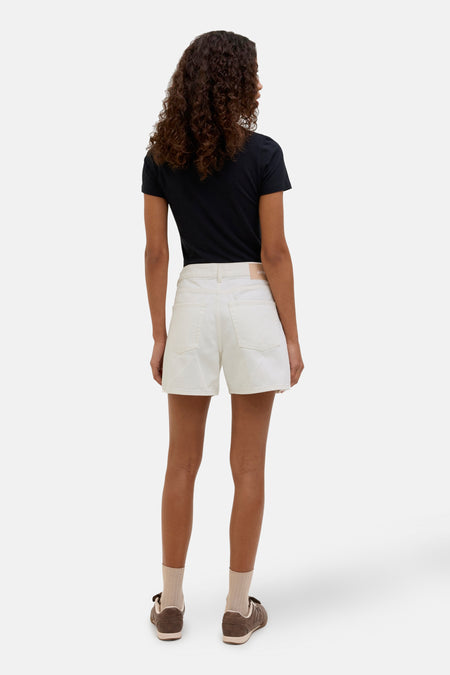 Short blanc de JJXX, vu de derrière, avec des chaussettes beige et des chaussures marron.