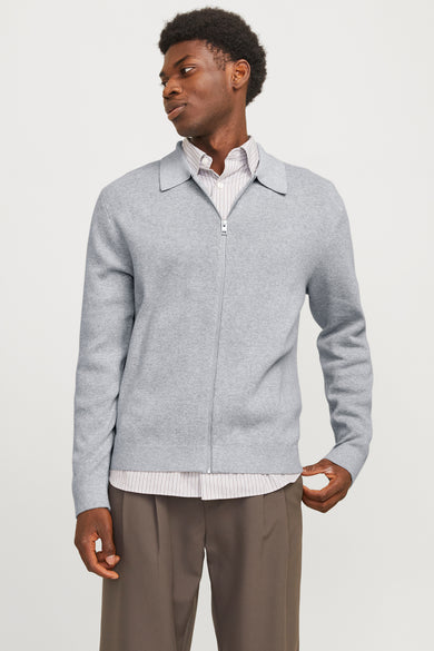 Gilet gris de PREMIUM par JACK & JONES, vu de l'arrière, associé à un chemisier rayé et un pantalon marron.