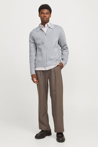 Grijs gilet van PREMIUM by JACK & JONES, gedragen over een gestreept overhemd en bruine pantalon, met zwarte schoenen.
