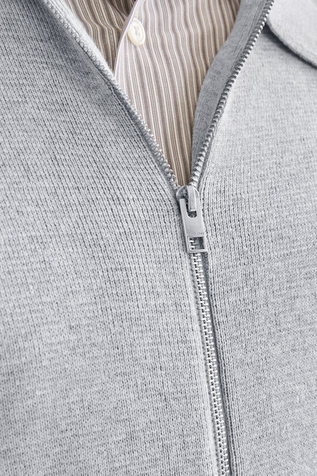 Gilet gris de PREMIUM par JACK & JONES, avec une fermeture éclair argentée et un chemisier rayé en dessous.