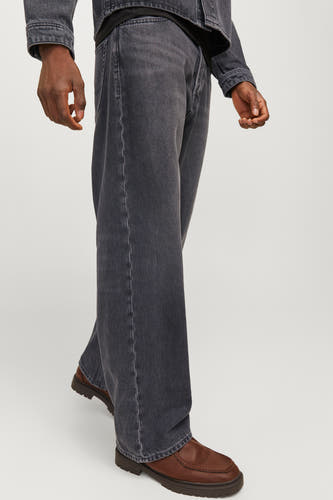 Jean en denim foncé de JACK & JONES JEANS INTELLIGENCE, portés avec des chaussures brunes et une veste en denim.