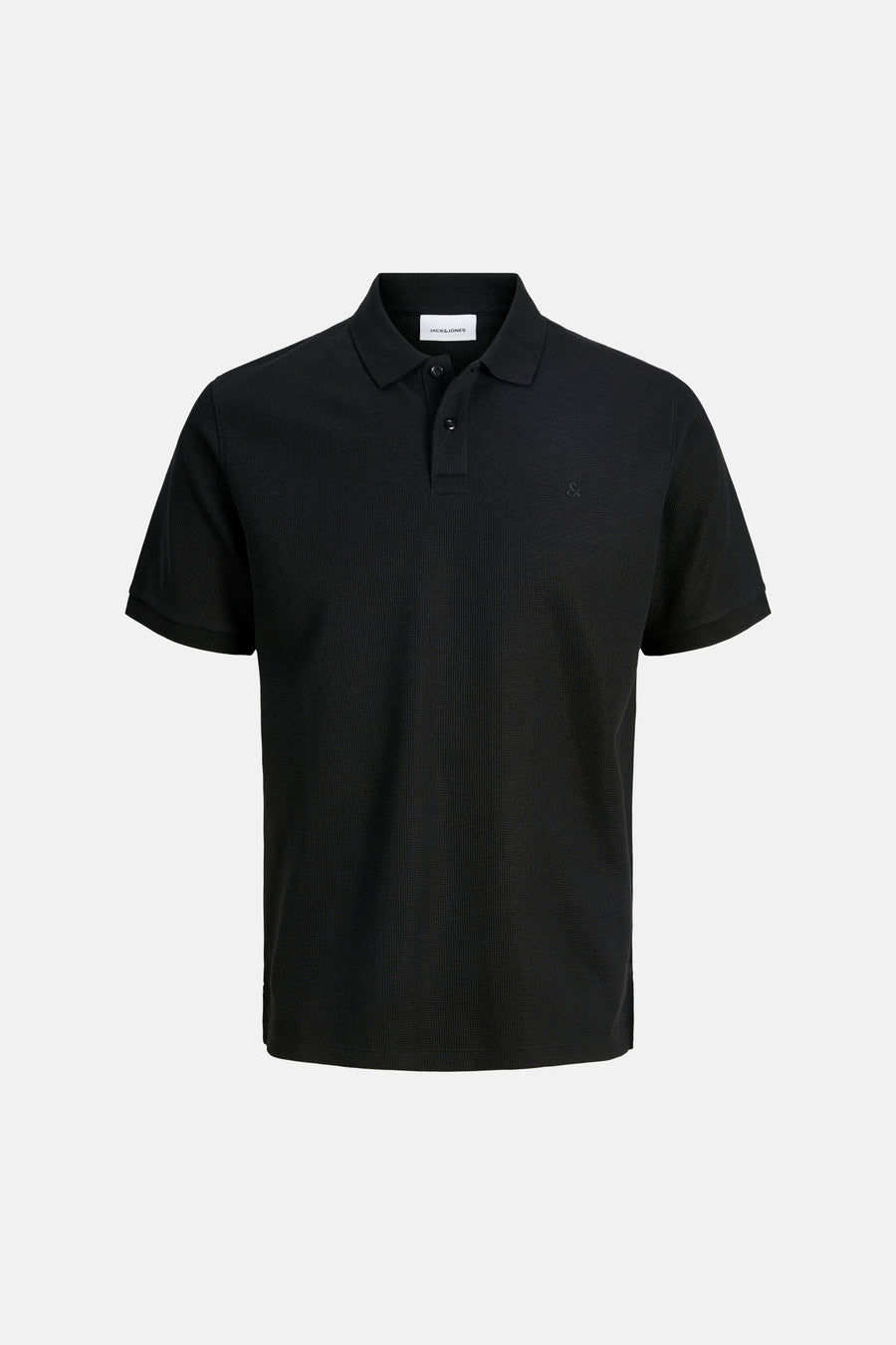 Polo noir à manches courtes de CORE BY JACK & JONES, avec col classique, deux boutons, texture gaufrée subtile et symbole brodé sur la poitrine.