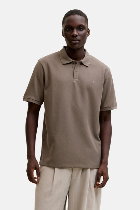 Polo marron de CORE BY JACK & JONES, à manches courtes et avec un logo discret sur la poitrine.