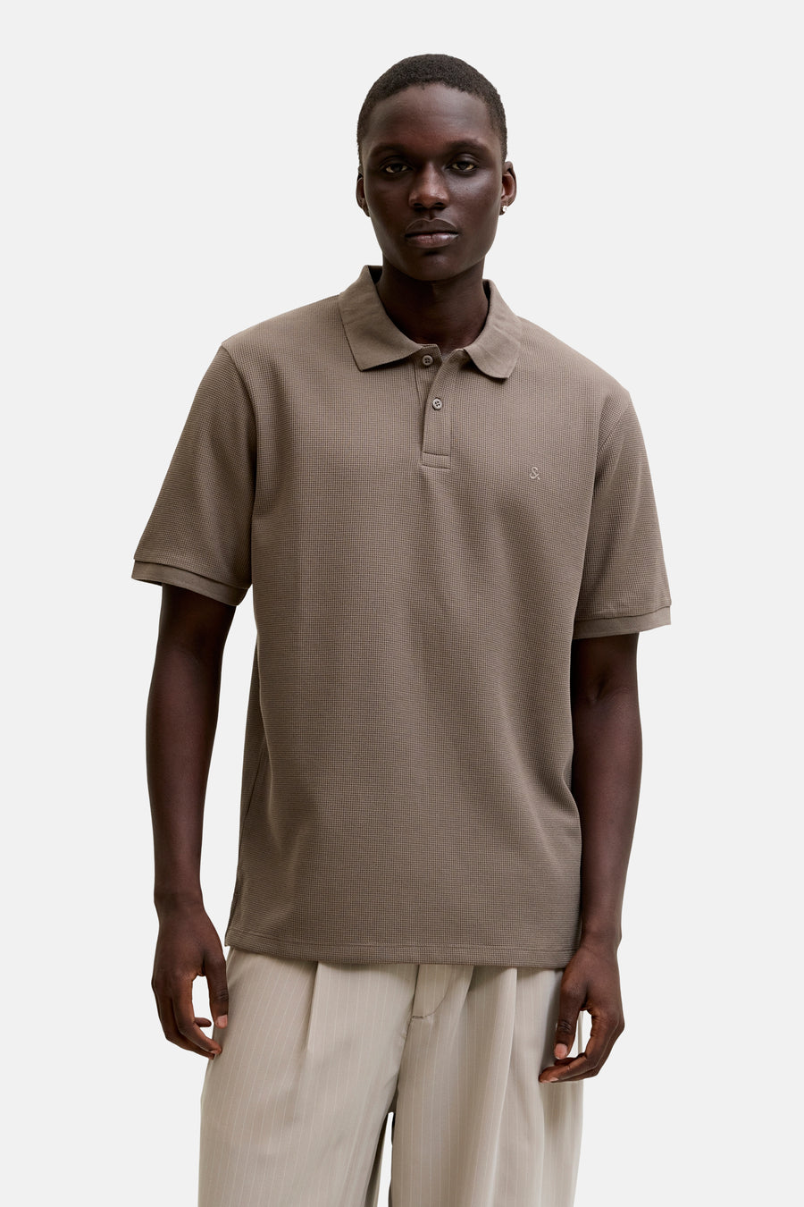 Polo marron de CORE BY JACK & JONES, à manches courtes et avec un logo discret sur la poitrine.