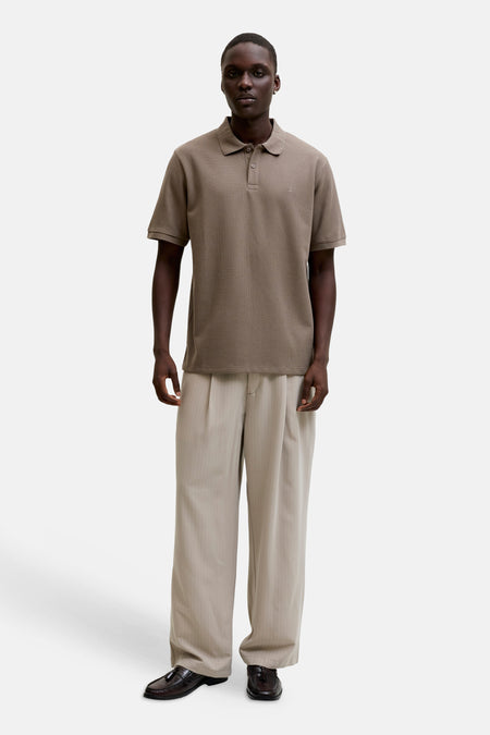 Bruine polo van CORE BY JACK & JONES, met korte mouwen en subtiel logo op de borst.