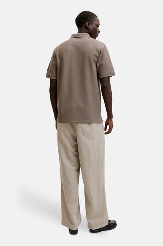 Polo marron de CORE BY JACK & JONES, dos à manches courtes et combiné avec un pantalon rayé.