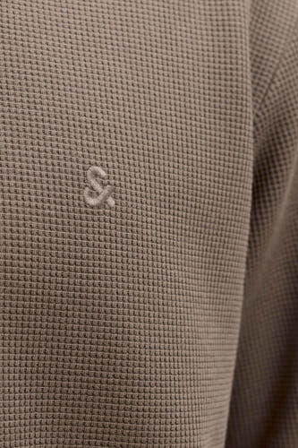 Polo marron de CORE BY JACK & JONES, avec un logo subtilement intégré sur la poitrine et une texture gaufrée.