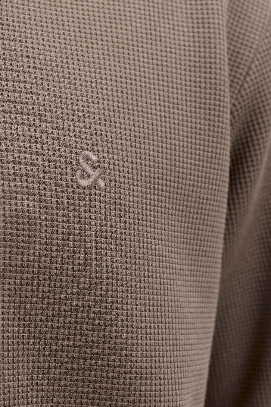 Polo marron de CORE BY JACK & JONES, avec un logo subtilement intégré sur la poitrine et une texture gaufrée.