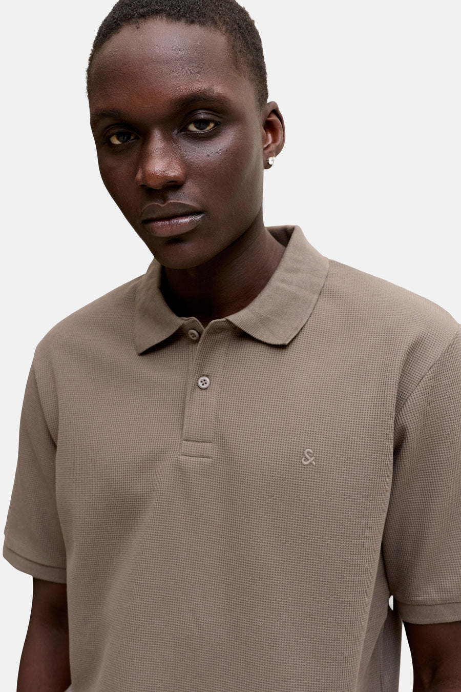 Polo marron de CORE BY JACK & JONES avec une subtile structure gaufrée et un logo brodé.