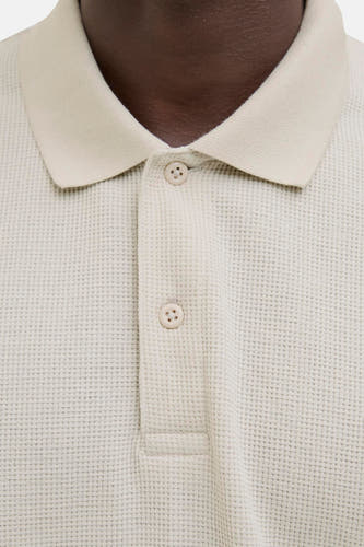 Polo beige à manches courtes de CORE BY JACK & JONES, avec une structure à carreaux et une fermeture à boutons.