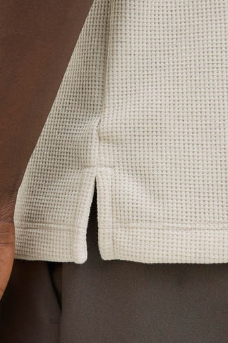 Polo beige à manches courtes de CORE BY JACK & JONES, avec un tissu à carreaux et une fente sur le côté.