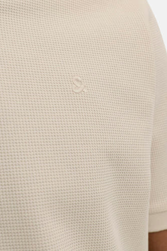 Polo beige à manches courtes de CORE BY JACK & JONES, avec structure gaufrée et logo brodé, porté par un mannequin.