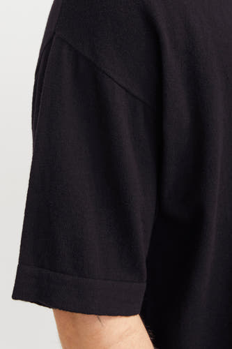 T-shirt noir à manches courtes de PREMIUM by JACK & JONES, détail de la manche avec revers.