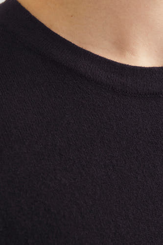 T-shirt noir à manches courtes de PREMIUM by JACK & JONES, gros plan du col et de la texture.