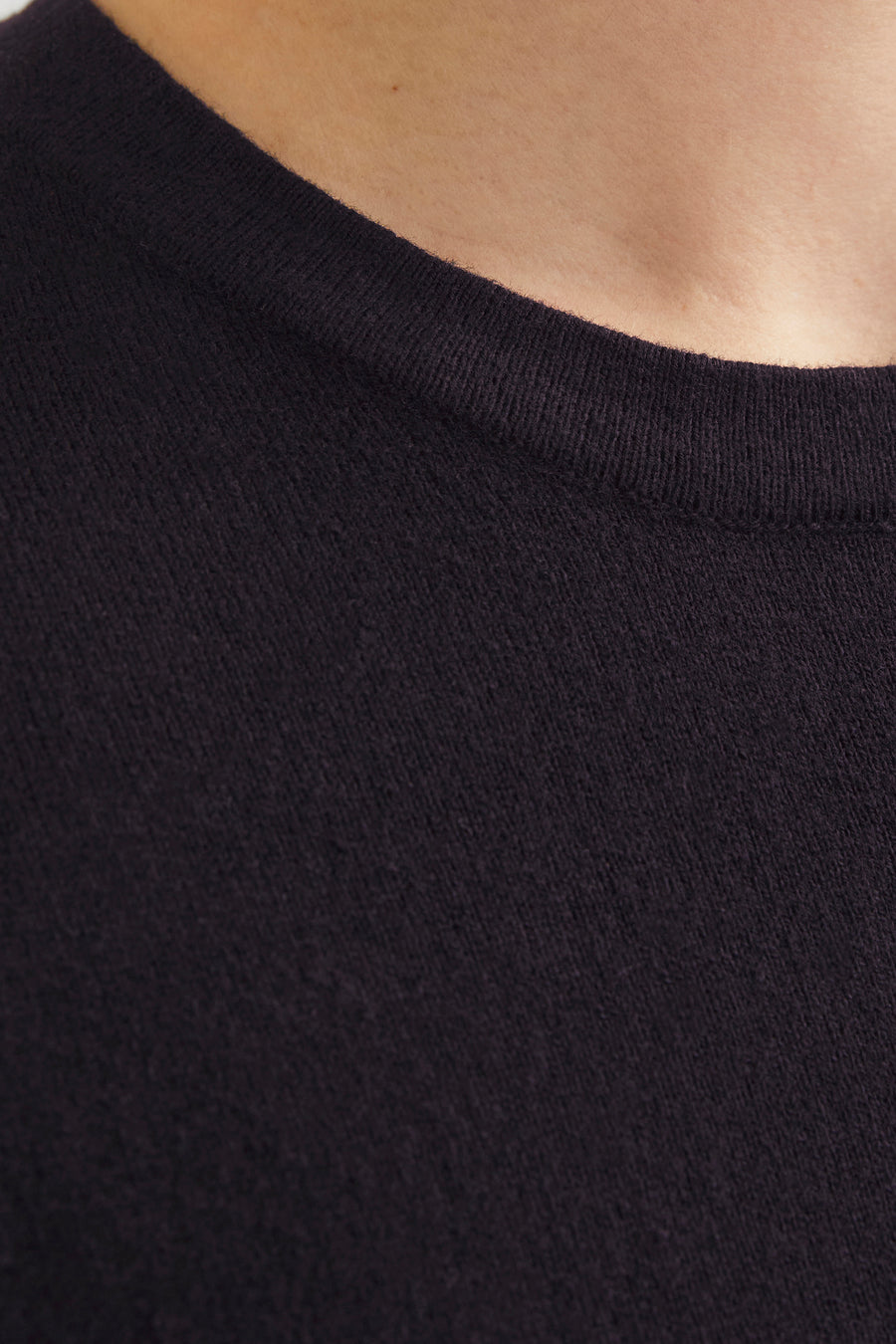 T-shirt noir à manches courtes de PREMIUM by JACK & JONES, gros plan du col et de la texture.